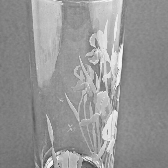 PERRY COYLE CRYSTAL DEEPLY ETCHED BEARDED IRIS FLORAL ART GLASS VASE, SIGNED - Picture 13 of 15
